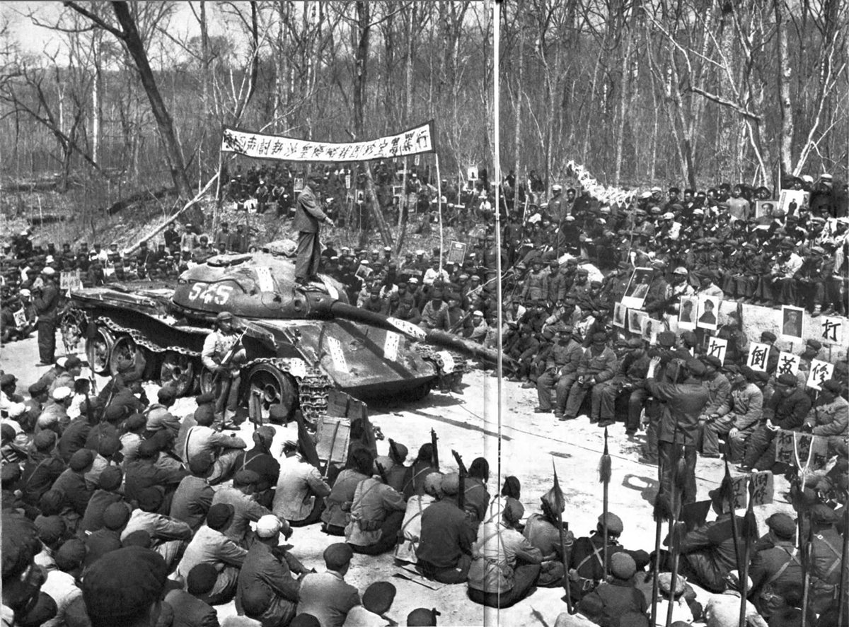 A_Soviet_tank_was_captured_by_PLA，1969.png